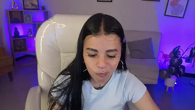 Nicole Foxx  online show from November 18, 2025, 7:18 pm