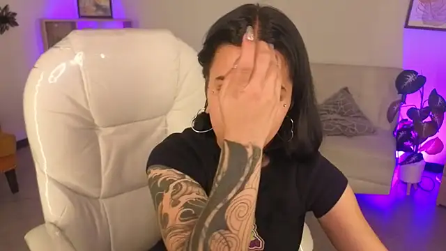 Nicole Foxx  online show from November 30, 2025, 3:27 pm