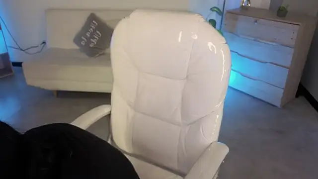 Nicole Foxx  online show from December 19, 2025, 7:43 pm