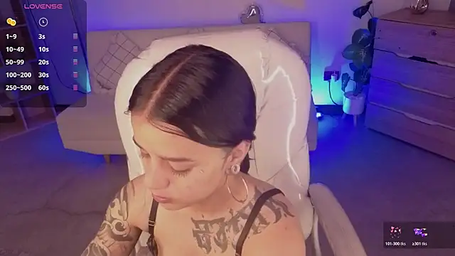 Nicole Foxx  online show from April 27, 2026, 4:16 pm