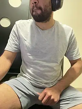 miguelale31 online show from January 18, 2025, 9:45 am