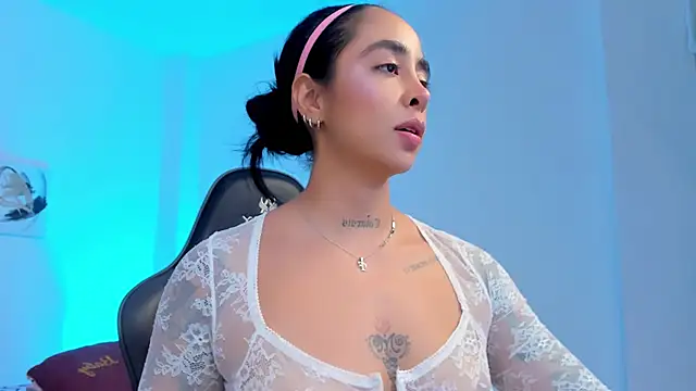 sophierooy22 online show from October 23, 2025, 6:06 pm