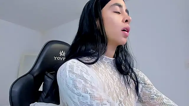 sophierooy22 online show from July 13, 2026, 11:07 pm