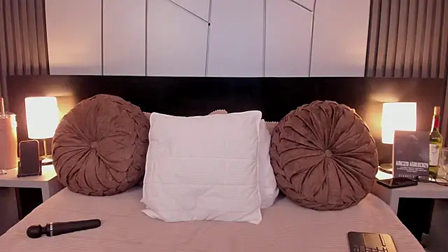 Snapshot of fiorella_paris chatting on December 2, 2025, 4:40 am fiorella paris online show from December 2, 2025, 4:40 am