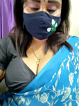 Queenflowerr online show from April 9, 2026, 3:28 pm