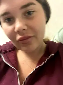 Snapshot of ella_zzz chatting on October 1, 2025, 3:29 pm ella zzz online show from October 1, 2025, 3:29 pm