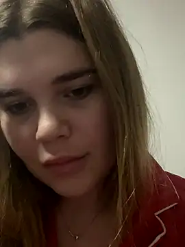 Snapshot of ella_zzz chatting on December 20, 2025, 10:28 pm ella zzz online show from December 20, 2025, 10:28 pm