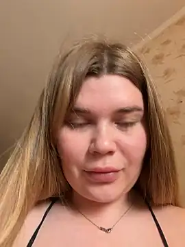 Snapshot of ella_zzz chatting on April 7, 2026, 2:17 pm ella zzz online show from April 7, 2026, 2:17 pm