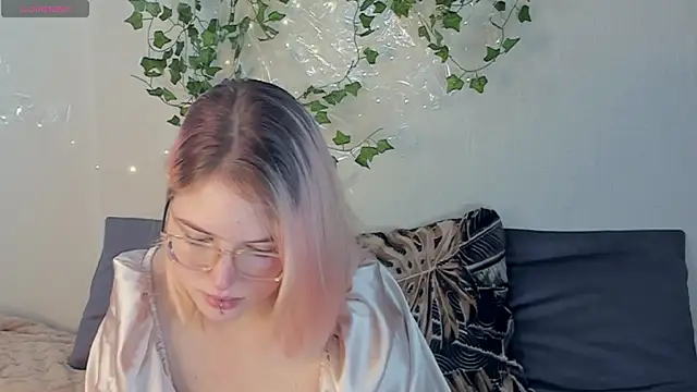 Manic pixie  online show from September 12, 2025, 2:06 pm