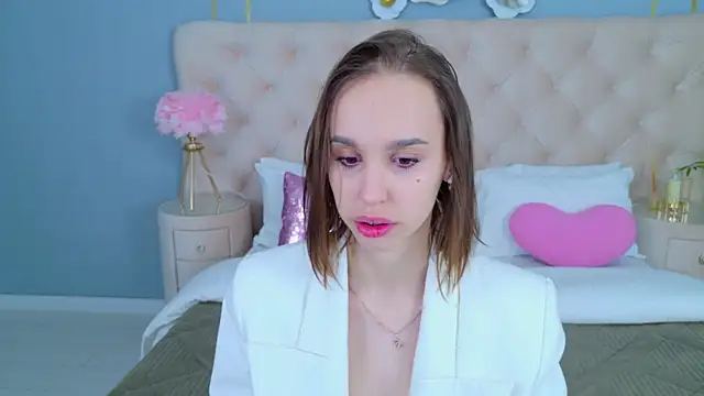 SandraTucker online show from April 12, 2026, 2:49 am