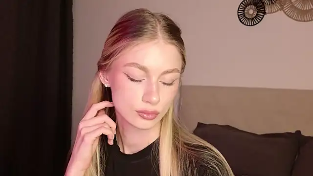 GabriellaOlsen online show from April 15, 2026, 4:03 pm