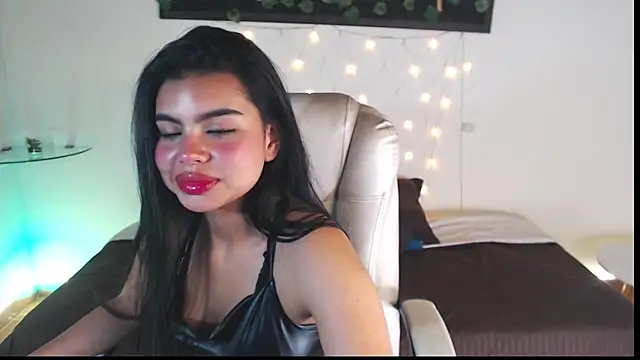 Snapshot of saray__jones chatting on February 24, 2025, 1:53 pm saray jones online show from February 24, 2025, 1:53 pm