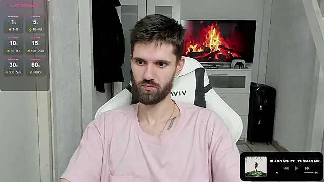 Snapshot of DavidNaidis chatting on February 5, 2025, 12:31 am DavidNaidis online show from February 5, 2025, 12:31 am