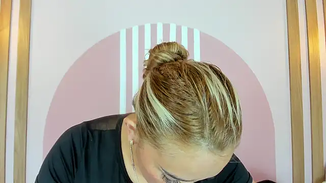 Lannajansen online show from April 8, 2026, 1:33 pm