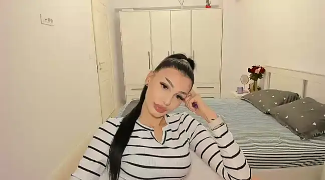 Snapshot of HelenShawn chatting on February 21, 2025, 2:28 am HelenShawn online show from February 21, 2025, 2:28 am