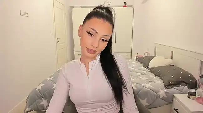 Snapshot of HelenShawn chatting on March 13, 2025, 8:43 pm HelenShawn online show from March 13, 2025, 8:43 pm