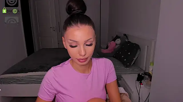 Snapshot of HelenShawn chatting on October 7, 2025, 8:39 pm HelenShawn online show from October 7, 2025, 8:39 pm