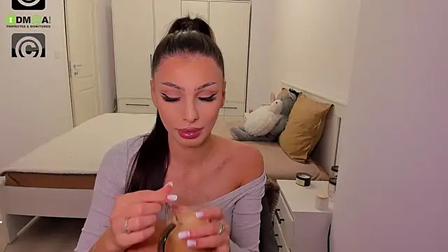 Snapshot of HelenShawn chatting on October 14, 2025, 9:04 pm HelenShawn online show from October 14, 2025, 9:04 pm