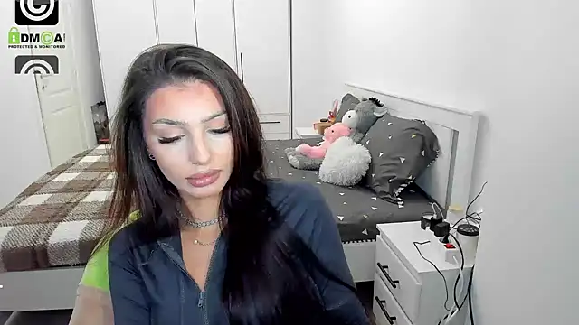 Snapshot of HelenShawn chatting on December 3, 2025, 9:24 pm HelenShawn online show from December 3, 2025, 9:24 pm