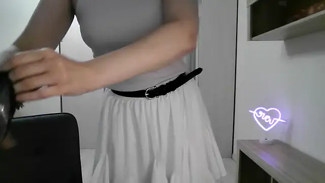 Victoria Glam online show from March 13, 2025, 5:28 pm