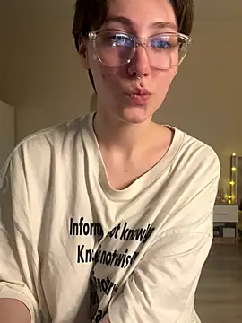 Molli Luv online show from October 17, 2025, 5:48 pm