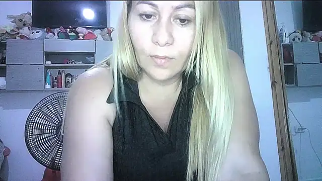 Snapshot of mariana0x chatting on April 18, 2026, 4:00 pm mariana0x online show from April 18, 2026, 4:00 pm