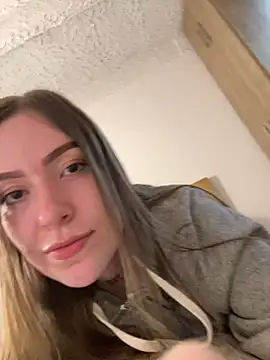 eilynxx online show from February 13, 2025, 9:27 pm