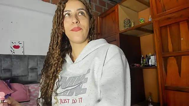 Isangel  online show from September 26, 2025, 3:10 am