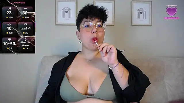 curly cam queen69 online show from October 1, 2025, 3:34 am