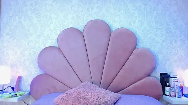 ElhaThomson online show from November 10, 2025, 9:36 pm