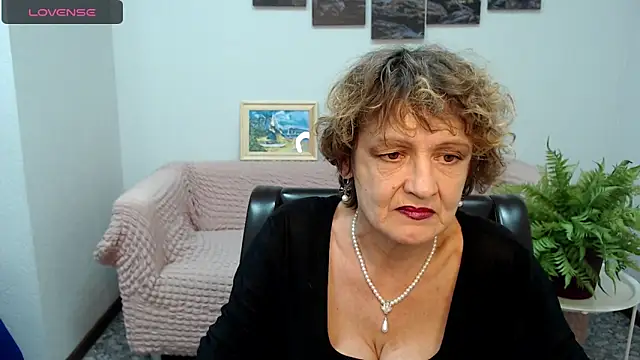Snapshot of SexyGrandma_ chatting on February 5, 2025, 5:41 am SexyGrandma  online show from February 5, 2025, 5:41 am