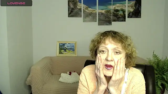 Snapshot of SexyGrandma_ chatting on February 9, 2025, 12:39 am SexyGrandma  online show from February 9, 2025, 12:39 am