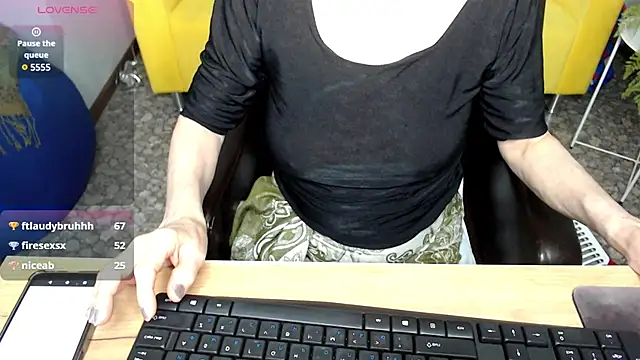 Snapshot of SexyGrandma_ chatting on February 25, 2025, 12:47 am SexyGrandma  online show from February 25, 2025, 12:47 am
