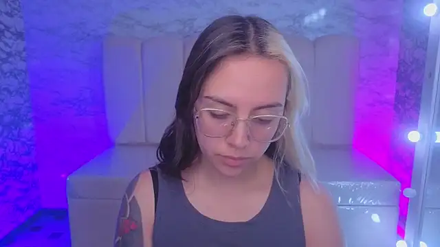 Hela v online show from November 17, 2025, 8:14 pm