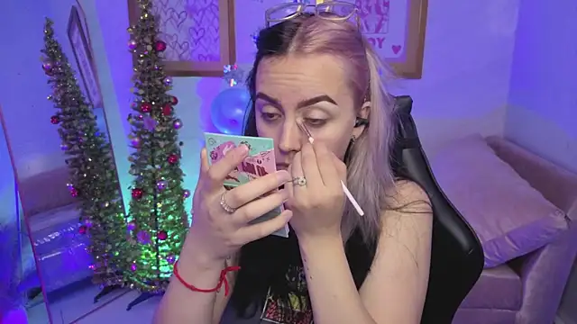 Hela v online show from December 22, 2025, 8:06 pm