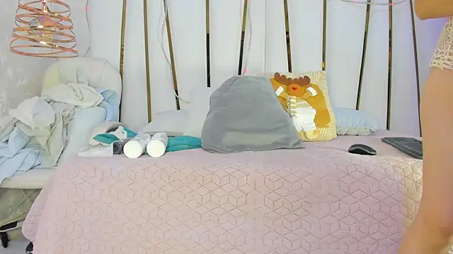 violet gray  online show from November 27, 2025, 11:34 am