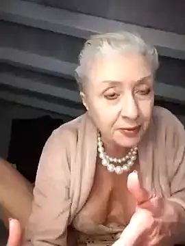 Snapshot of divinaerotica chatting on February 7, 2025, 5:29 pm divinaerotica online show from February 7, 2025, 5:29 pm