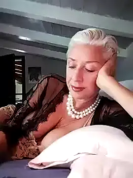 Snapshot of divinaerotica chatting on September 9, 2025, 1:32 pm divinaerotica online show from September 9, 2025, 1:32 pm