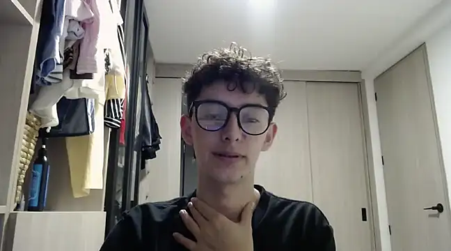 miketwink online show from March 21, 2025, 4:39 am