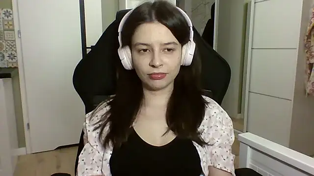 LariceSexy online show from April 18, 2026, 6:12 pm