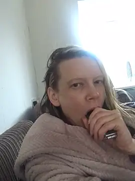 Snapshot of blondey206 chatting on March 11, 2025, 6:43 am blondey206 online show from March 11, 2025, 6:43 am