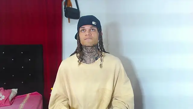 Snapshot of hot_man05 chatting on March 19, 2025, 2:27 am hot man05 online show from March 19, 2025, 2:27 am