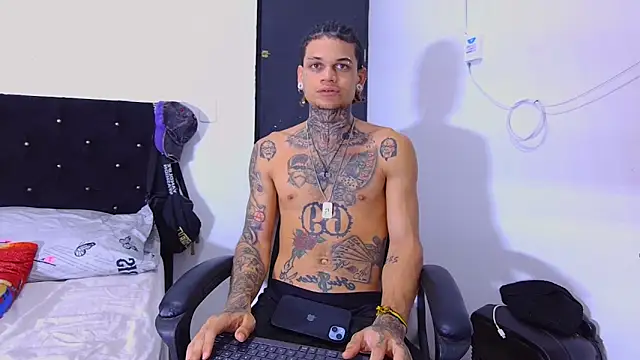 Snapshot of hot_man05 chatting on October 31, 2025, 11:17 pm hot man05 online show from October 31, 2025, 11:17 pm