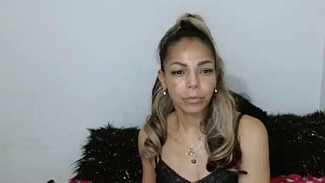 Lunasquirt1985 online show from October 24, 2025, 11:17 am