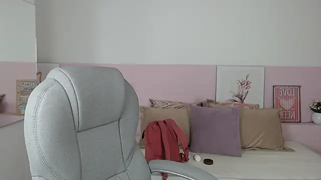 brendathompson  online show from February 15, 2025, 12:33 pm