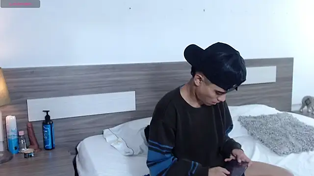 Liiamthompson online show from December 1, 2025, 10:37 pm