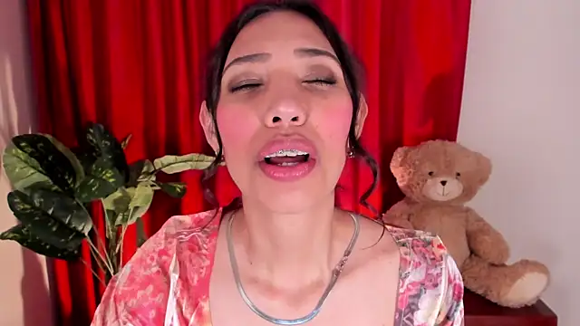 Miss veronicaa2 online show from October 27, 2025, 1:26 pm