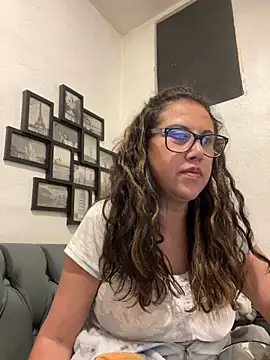 MirandaLatinaLovely online show from November 11, 2025, 5:29 am