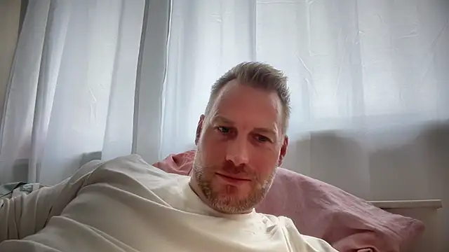 Snapshot of Christian87xxx chatting on October 1, 2025, 1:39 pm Christian87xxx online show from October 1, 2025, 1:39 pm