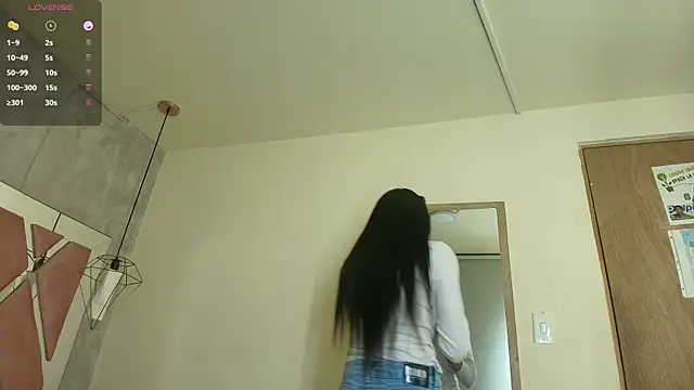 Snapshot of Raichell_ chatting on January 6, 2026, 3:43 am Raichell online show from January 6, 2026, 3:43 am